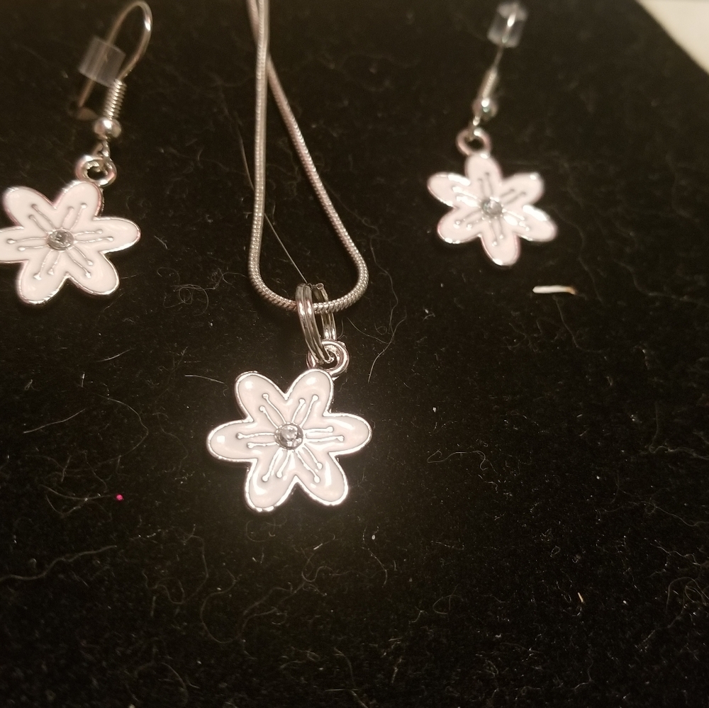 White flower necklace and earrings!
